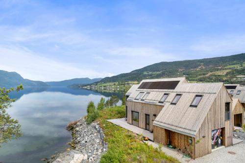 Зовнішній вигляд готелю, Modern house by the Fjord in Sandane, Nordfjord. in Сандейн