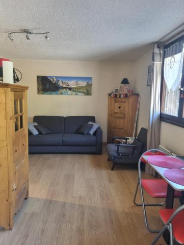 LE BOIS DES COQS 1 Studio 2 à 3p Serre Chevalier 1350m avec balcon 5m2 parking et casier à ski LE BOIS DES COQS 1 Studio 2 à 3p Serre Chevalier 1350m avec balcon 5m2 parking et casier à ski