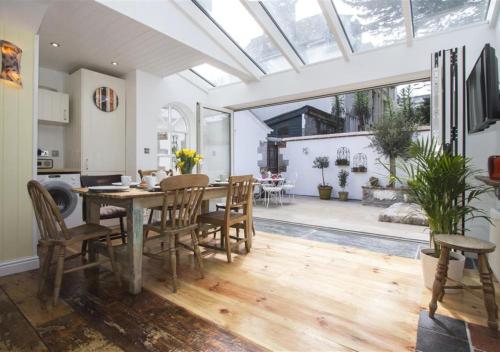 Hideaway Street an Pol