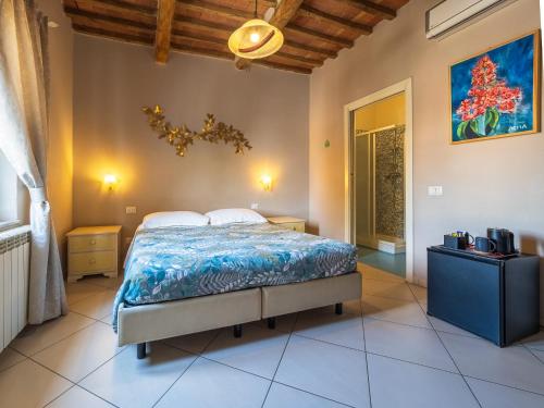 Double Room image 10