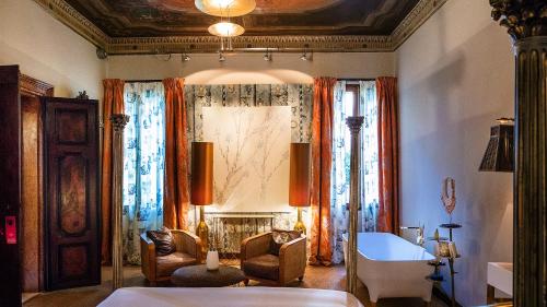 room detail thumbnail 1