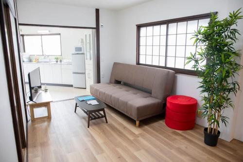 今宮 Guest House! 難波まで1駅!道頓堀とUSJへアクセス抜群!JR線から徒歩4分!最大16人宿泊可能!貸切4LDK