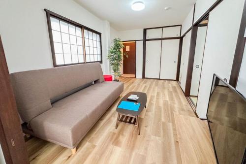 今宮 Guest House! 難波まで1駅!道頓堀とUSJへアクセス抜群!JR線から徒歩4分!最大16人宿泊可能!貸切4LDK