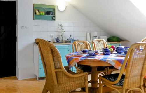 кухня, 3 Bedroom Nice Apartment In Huta Gorna in Помлєво