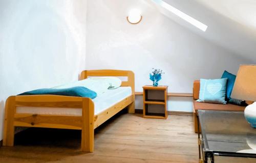 3 Bedroom Nice Apartment In Huta Gorna in Помлєво