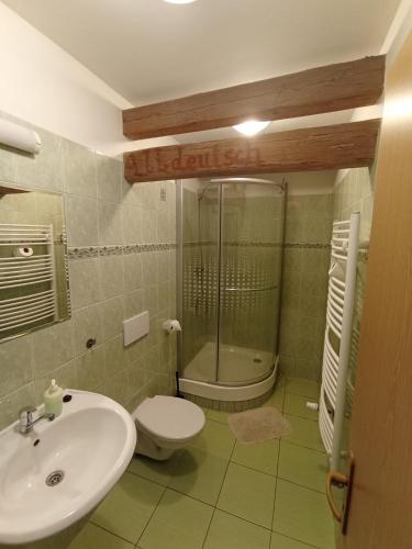 1 double bed, 2 twin beds