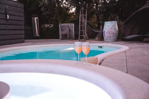 La yourte de Nîmes, sauna, spa , jacuzzi piscine et aire de jeux privatif