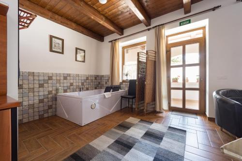 Karstais baseins, Fehér Galamb Vendégház (Feher Galamb Vendeghaz) in Tolmács