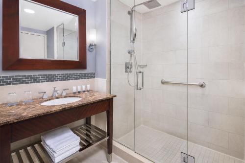 Guest room, 1 King, City view
