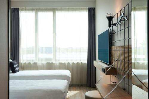 Moxy Amsterdam Schiphol Airport - image 10