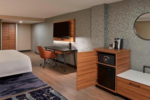 Suite, 1 King, Sofa bed image 1