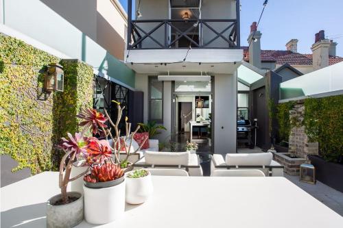 Chic urban designer terrace - image 12