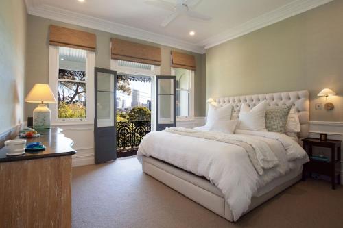 Chic urban designer terrace - image 5