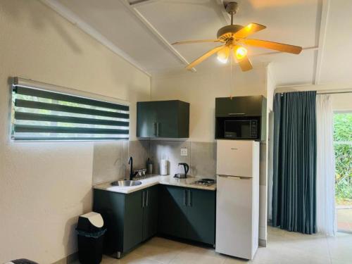 dapur, Busa House - Self catering guest house. in White River AH Ext 1