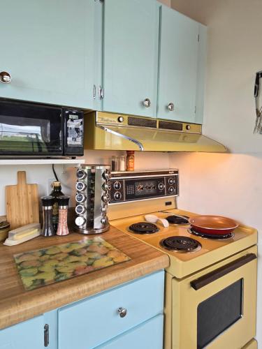 virtuve, Cozy cottage with private beach access in Beaubassin East (NB)