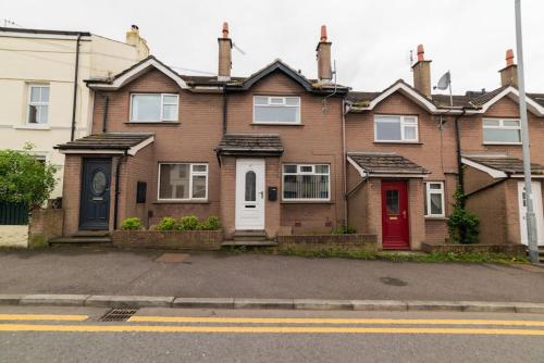 Зовнішній вигляд готелю, Excellent, comfortable location to visit Belfast in Голівуд