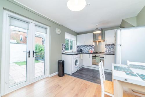 Excellent, comfortable location to visit Belfast in Голівуд