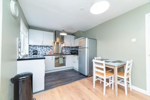 Excellent, comfortable location to visit Belfast in Голівуд