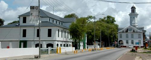 Vakantiehuis met privé zwembad in hartje Paramaribo - image 5