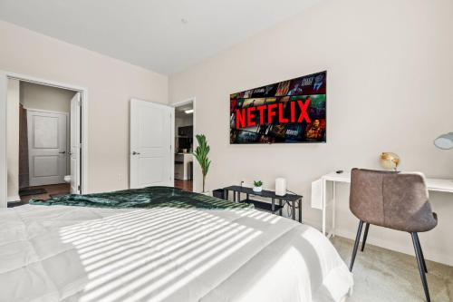 New! Luxury Apt with Pool, Roof Deck, Fitness Center, King Bed in Philadelphia, USA