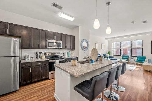 New! Luxury Apt with Pool, Roof Deck, Fitness Center, King Bed in Philadelphia, USA