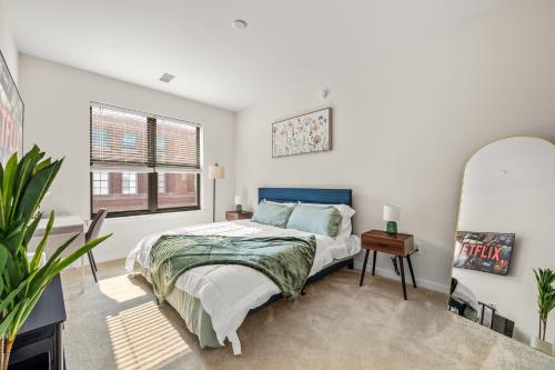 New! Luxury Apt with Pool, Roof Deck, Fitness Center, King Bed in Philadelphia, USA