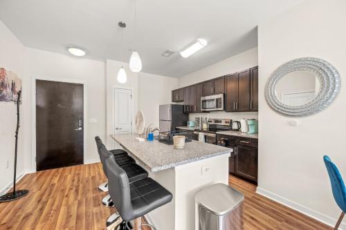 New! Luxury Apt with Pool, Roof Deck, Fitness Center, King Bed in Philadelphia, USA