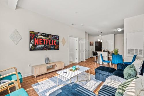 New! Luxury Apt with Pool, Roof Deck, Fitness Center, King Bed in Philadelphia, USA