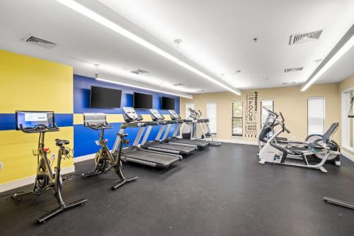 New! Luxury Apt with Pool, Roof Deck, Fitness Center, King Bed in Philadelphia, USA