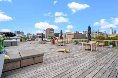 New! Luxury Apt with Pool, Roof Deck, Fitness Center, King Bed in Philadelphia, USA