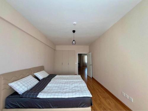 Fully furnished, spacious aptartment
