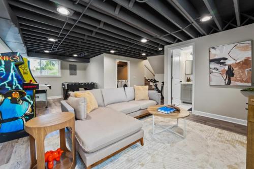 Luxury Home w King Bed Game Room and Fire Pit 17 miles Downtown in Westchester, USA