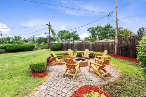 Luxury Home w King Bed Game Room and Fire Pit 17 miles Downtown in Westchester, USA