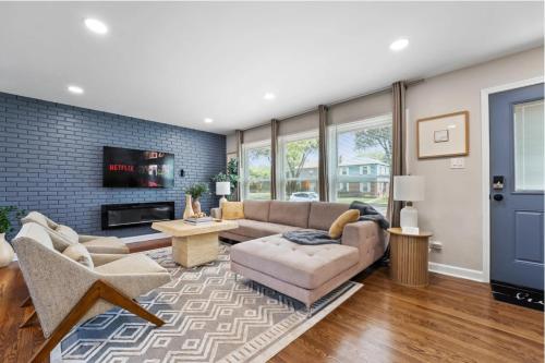 Luxury Home w King Bed Game Room and Fire Pit 17 miles Downtown in Westchester, USA