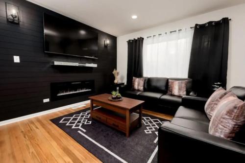Joliets Cozy Oasis 4BR in Joliet, USA