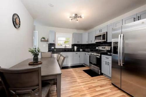 Joliets Cozy Oasis 4BR in Joliet, USA