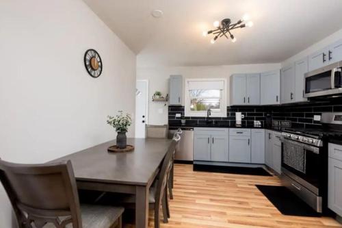 Joliets Cozy Oasis 4BR in Joliet, USA