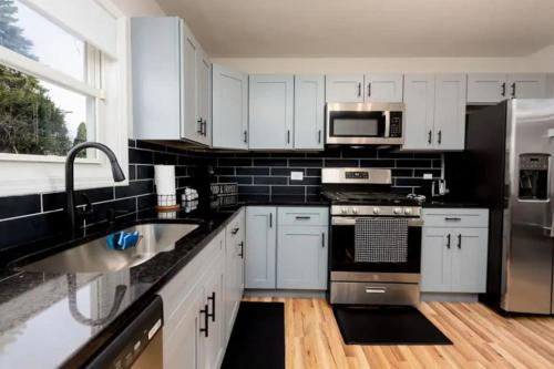 Joliets Cozy Oasis 4BR in Joliet, USA