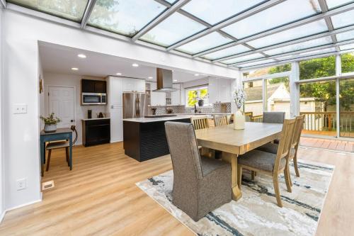 Elmhurst 3BR House with Modern Farmhouse Charm in Elmhurst, USA