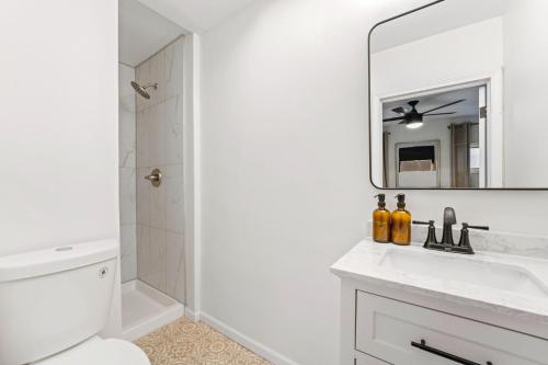 Elmhurst 3BR House with Modern Farmhouse Charm in Elmhurst, USA