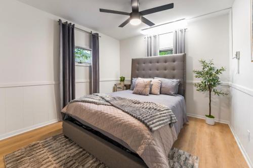 Elmhurst 3BR House with Modern Farmhouse Charm in Elmhurst, USA