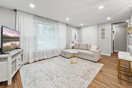 King Bed and Outdoor Grill Spot Near Arlington Lakes Golf in Rolling Meadows, USA
