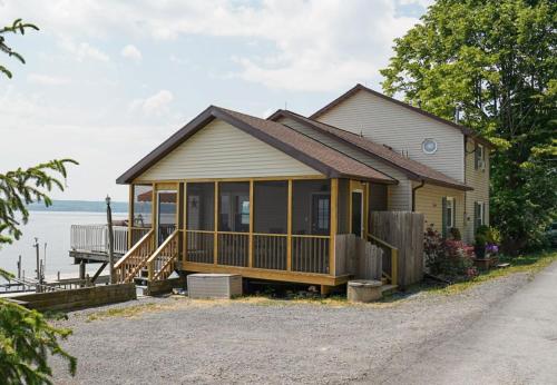 Sunset Paradise Cottage in Aurora, USA
