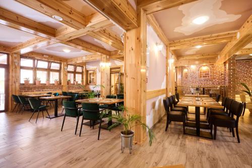 餐廳, Hotel Kadoor in 卡洛瓦克