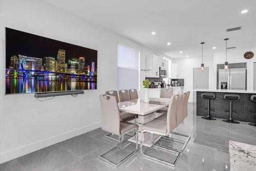 Paraiso House 10 Ppl 3 mins walk Douglas Park in Miami, USA