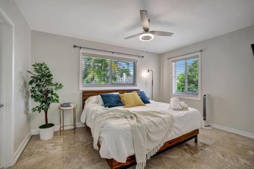 Stylish 2br 3ba with Heated Pool plus Beach Walkable in Fort Lauderdale, USA