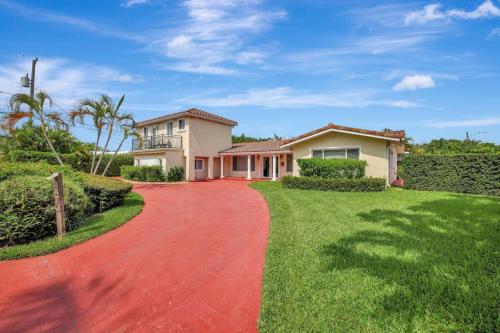 Stylish 2br 3ba with Heated Pool plus Beach Walkable in Fort Lauderdale, USA