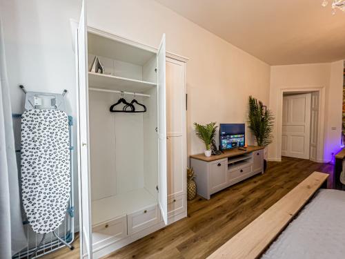 Große 3 Schlafzimmer Unterkunft mit Küche, Bad, Waschmaschine & Balkon am Zoo, Leipzig (Foto 10)
