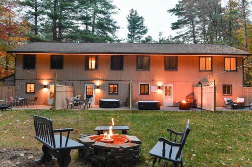 Heathers Hot tub Hideaway in Middle Grove, USA