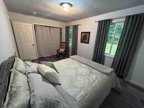 Heathers Hot tub Hideaway in Middle Grove, USA